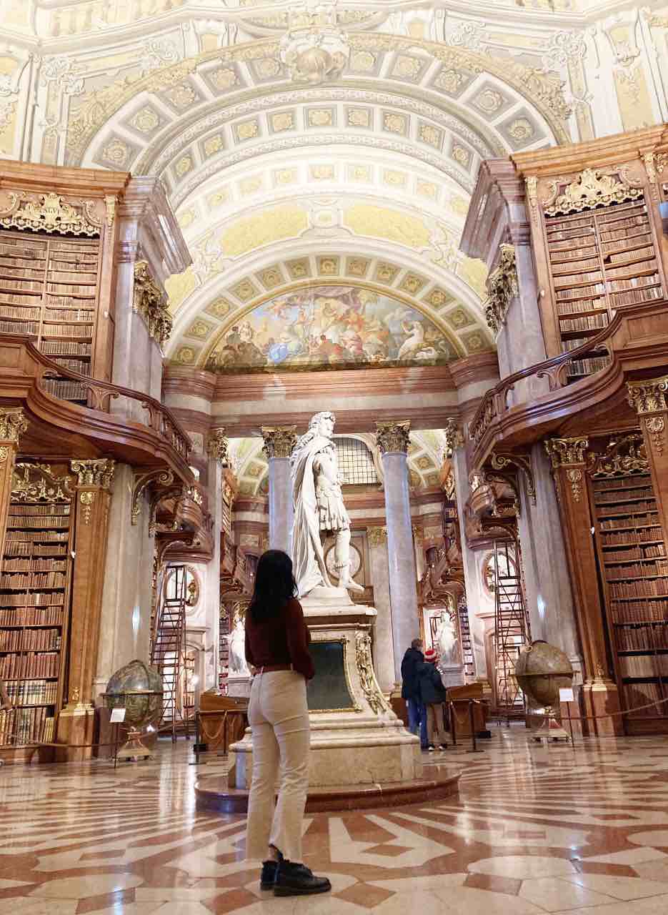 Το άγαλμα του Καρόλου ΣΤ' κι οι τέσσερις υδρόγειοι σφαίρες στην Εθνική Βιβλιοθήκη της Αυστρίας, Βιέννη