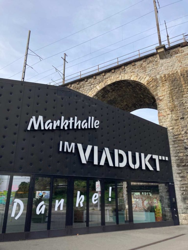 Η είσοδος στην αγορά Markthalle στο Im Viadukt στην βιομηχανική περιοχή της Ζυρίχης, Ελβετία