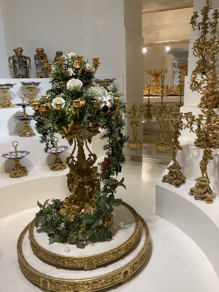 Χρυσά κηροπήγια και βάζα με λουλούδια στο Μουσείο της Σίσσυς στη Βιέννη, Αυστρία