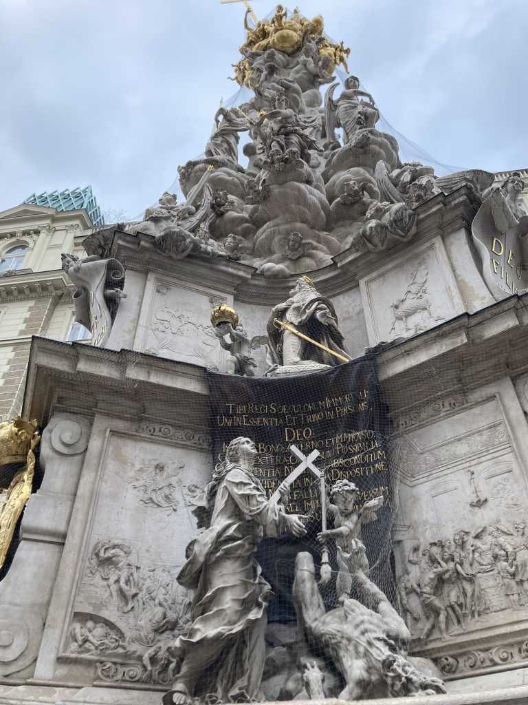 Ανάμεσα στα σημαντικότερα αξιοθέατα της Βιέννης, ο Στύλος της Πανώλης στον πεζόδρομο Γκράμπεν, Αυστρία