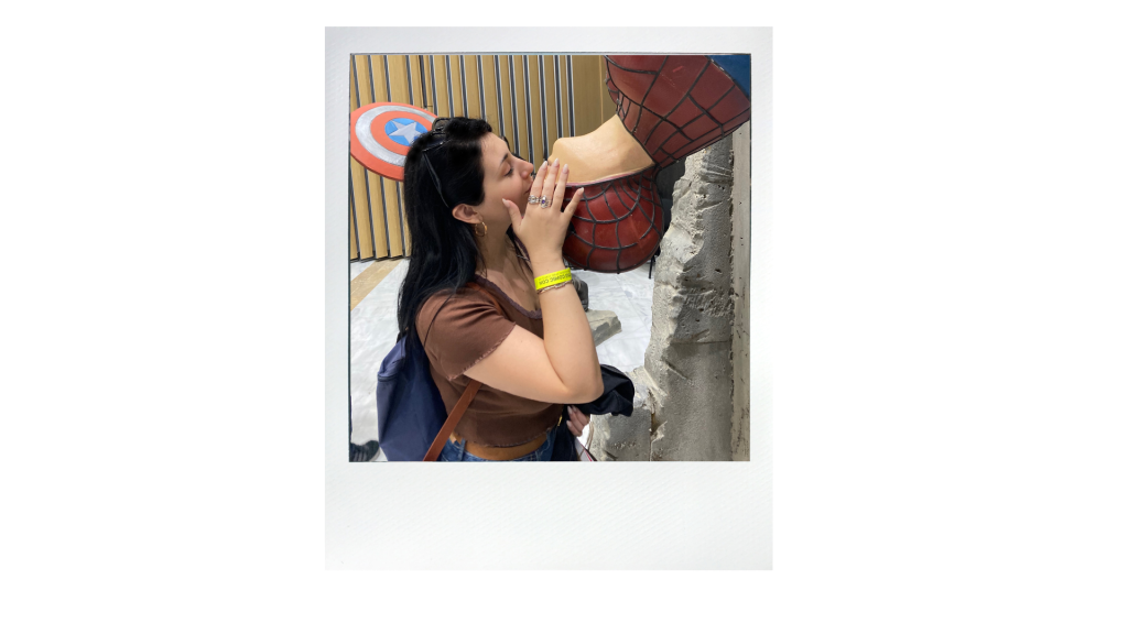 Η travel blogger, Worldtravellen φιλώντας τον Spiderman