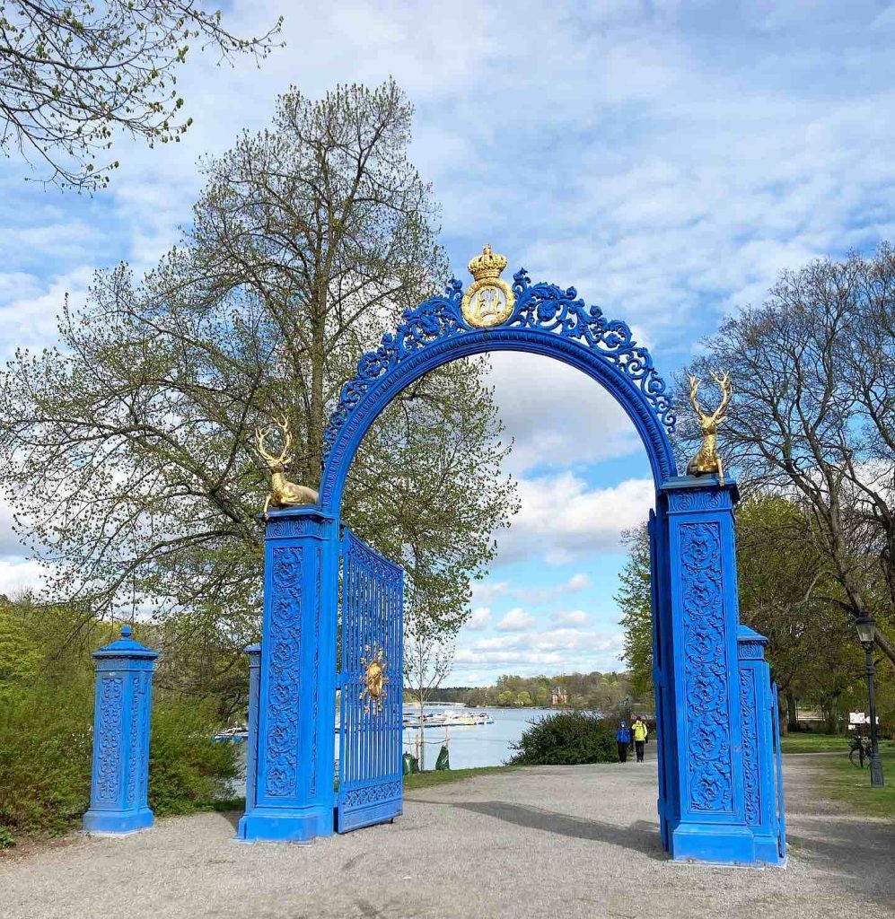 H εντυπωσιακή μπλε πύλη, είσοδος στο βασιλικό πάρκο Djurgården στη Στοκχόλμη, ένα από τα καλύτερα αξιοθέατα για ταξίδι στη Στοκχόλμη