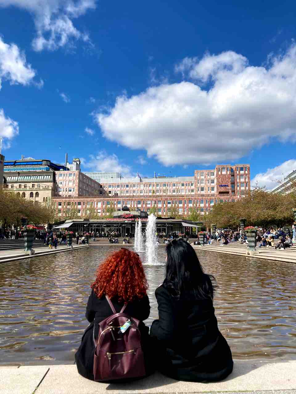 Δύο φίλες, η Ζωή κι η Ελένη (Worldtravellen) μπροστά στα συντριβάνια των Βασιλικών Κήπων, Kungsträdgårde στη Στοκχόλμη