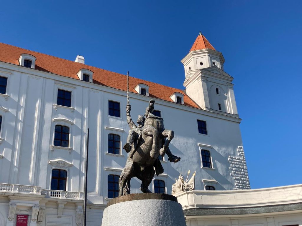 Το άγαλμα με τον έφιππο βασιλιά Σβάτοπλουκ Α' μπροστά από την είσοδο του Κάστρου της Μπρατισλάβας, Σλοβακία 
