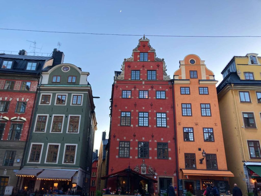 Πολύχρωμα κτίρια στην πλατεία Stortorget στην Παλιά Πόλη, ένα από τα καλύτερα αξιοθέατα της Στοκχόλμης 
