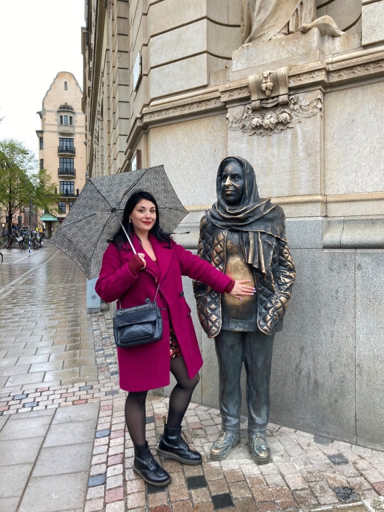 Εγώ (Worldtravellen) με το άγαλμα της Σουηδής ηθοποιού Μαργκαρέτα Κρουκ μπροστά στο Βασιλικό Θέατρο, ένα από τα καλύτερα αξιοθέατα για το ταξίδι στη Στοκχόλμη
