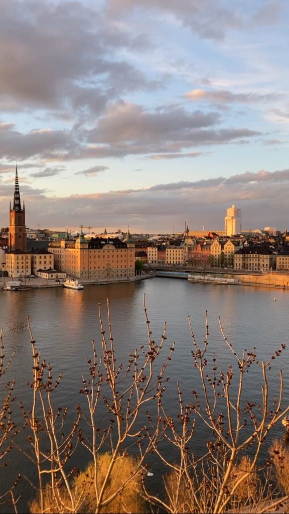 Το Δημαρχείο της Στοκχόλμης την ώρα του ηλιοβασιλέματος από το πάρκο Ivar Lo, Σουηδία