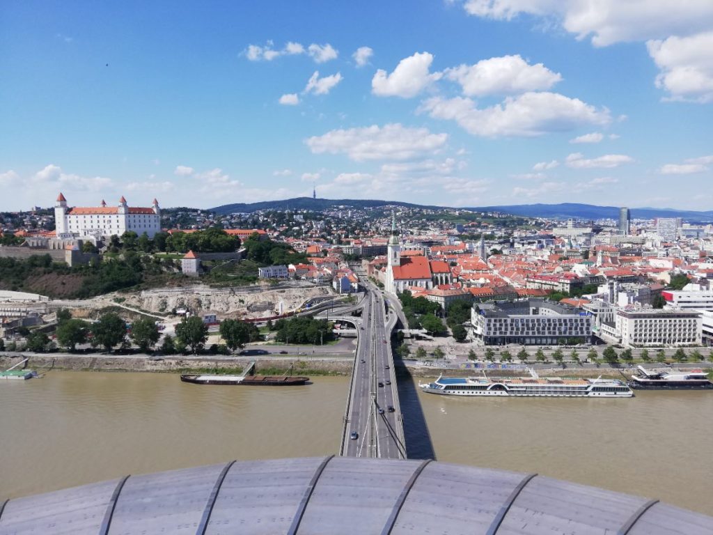 Θέα στην πόλη και το κάστρο της Μπρατισλάβας από τον πύργο του UFO στη Σλοβακία