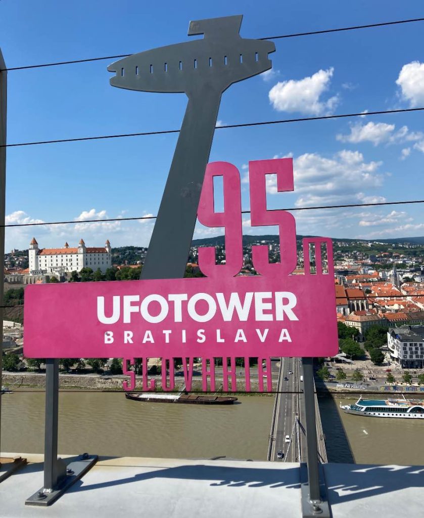 Ο πύργος-παρατηρητήριο UFO προσφέροντας την καλύτερη θέα για το τριήμερο ταξίδι στην Μπρατισλάβα