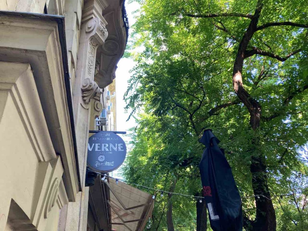 Το καφέ-εστιατόριο Βέρνε (Verne Cafe) στην Παλιά Πόλη της Μπρατισλάβας
