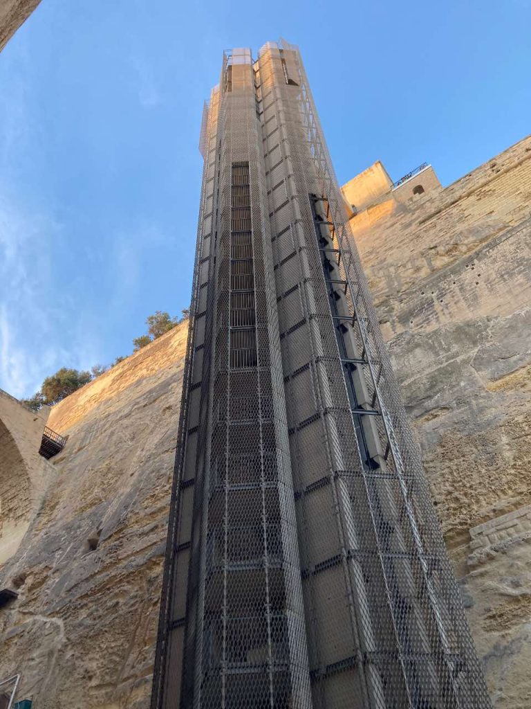 Ανελκυστήρας ύψους 58 μέτρα που ενώνει τους Κάτω Κήπους Μπαράκα με τους Άνω Κήπους Μπαράκα στη Βαλέτα, Μάλτα