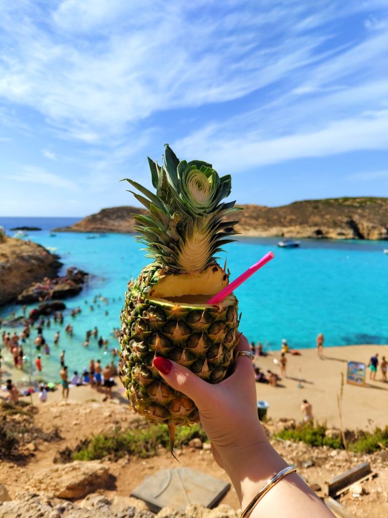 Πίνοντας κοκτέιλ ανανά στο Blue Lagoon στο Κομίνο, στιγμή από το ταξίδι στη Μάλτα
