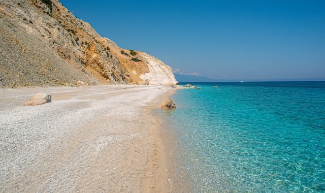 Τα κρυστάλλινα νερά της παραλίας Λαλάρια, μια από τις καλύτερες παραλίες στη Σκιάθο