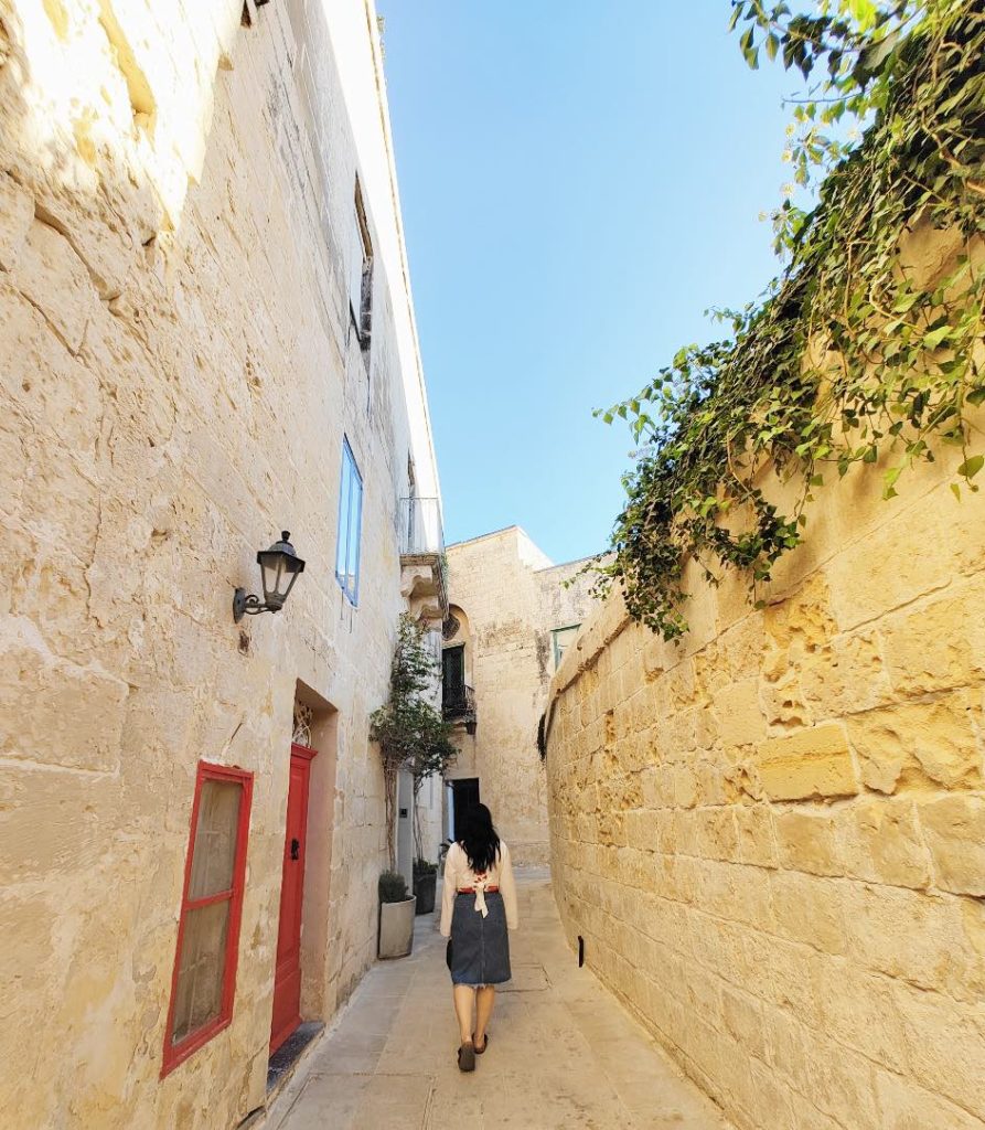 Λιθόστρωτα στενά στην Μντίνα, ένα από τα τοπ αξιοθέατα από το ταξίδι στη Μάλτα