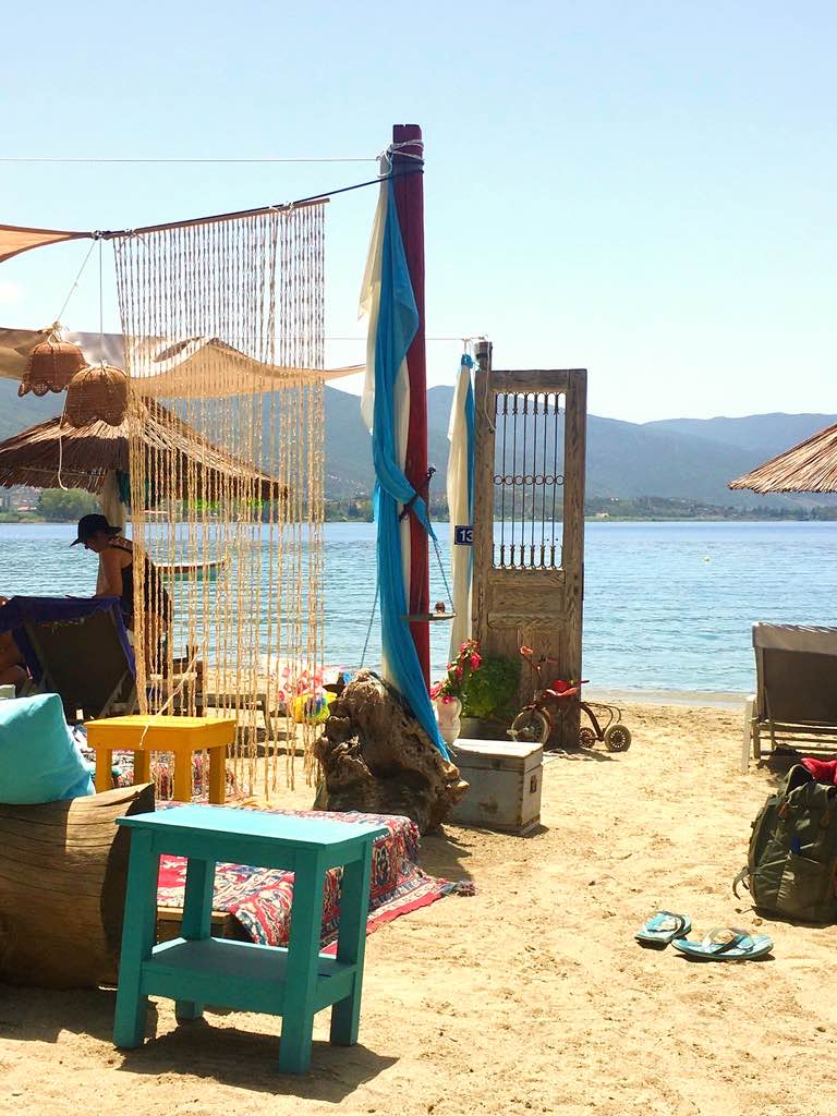 Η θάλασσα και η χρυσή αμμουδιά στο beach bar Ανάσα στην παραλία Μεγάλο Νεώριο, μια από τις καλύτερες παραλίες στον Πόρο