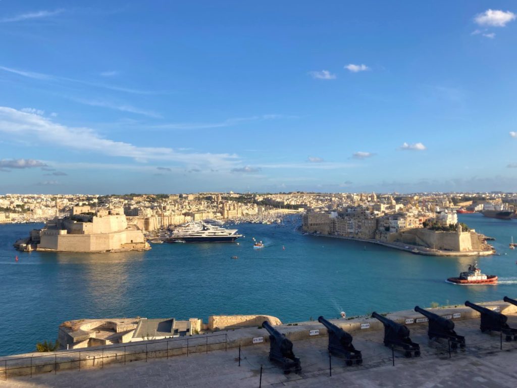 Θέα από τους Άνω Κήπους Μπαράκα  στο Μεγάλο Λιμάνι, τις Τρεις Πόλεις (Senglea, Cospicua και Vittoriosa) και την Μεσόγειο θάλασσα, Μάλτα