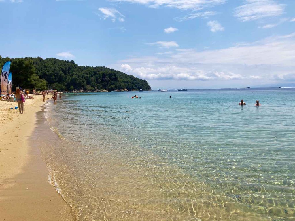 Στο beach bar Porto Paradiso στην παραλία του Βρωμόλιμνου στη Σκιάθο