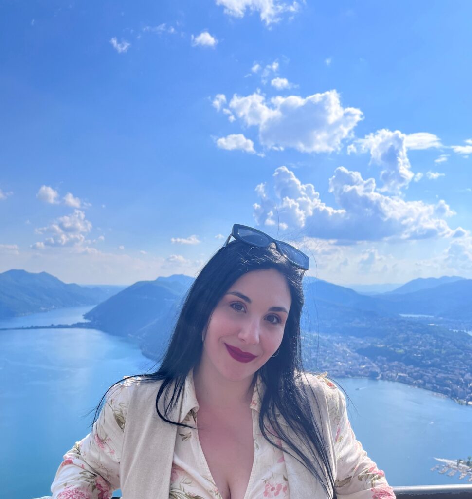 Η travel blogger Κωτίδου Ελένη (worldtravellen.com) με θέα τη λίμνη του Λουγκάνο και την Ιταλία στο Όρος Μπρε, Ελβετία