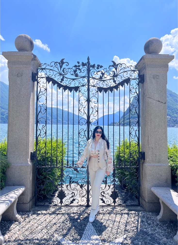 Η travel blogger Ελένη Κωτίδου (worldtravellen) μπροστά στην πύλη στο πάρκο Τσιάνι στο Λουγκάνο, Ελβετία