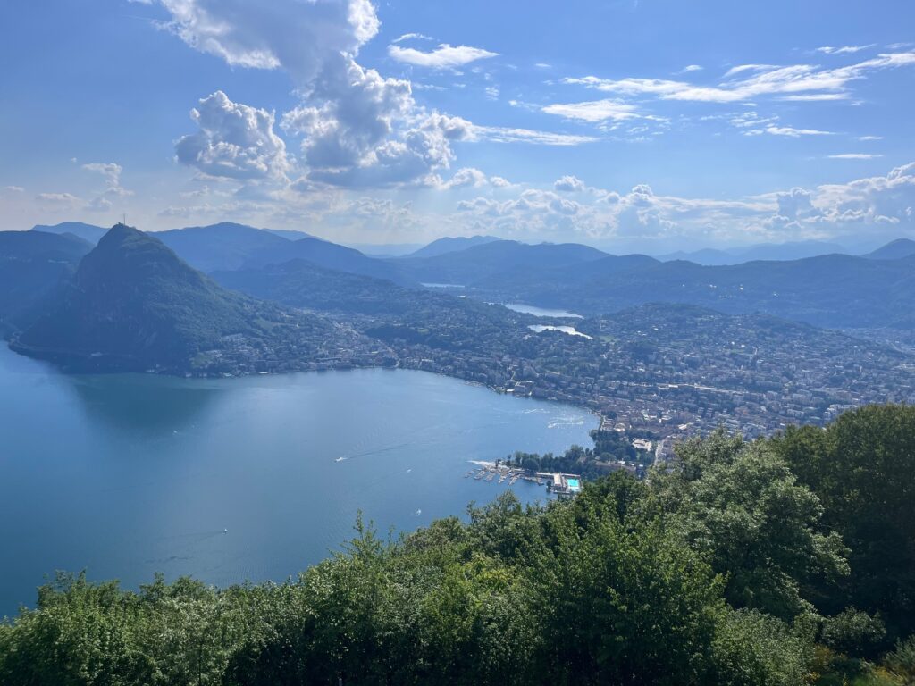 Θέα από το Όρος Μπρε προς το την λίμνη και την πόλη του Λουγκάνο και τη βόρεια Ιταλία